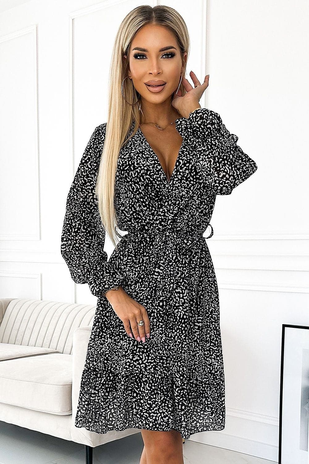 Robe mousseline noire et blanche à motif, style chic et décontracté, manches longues, longueur courte, idéale pour soirée ou cocktail.