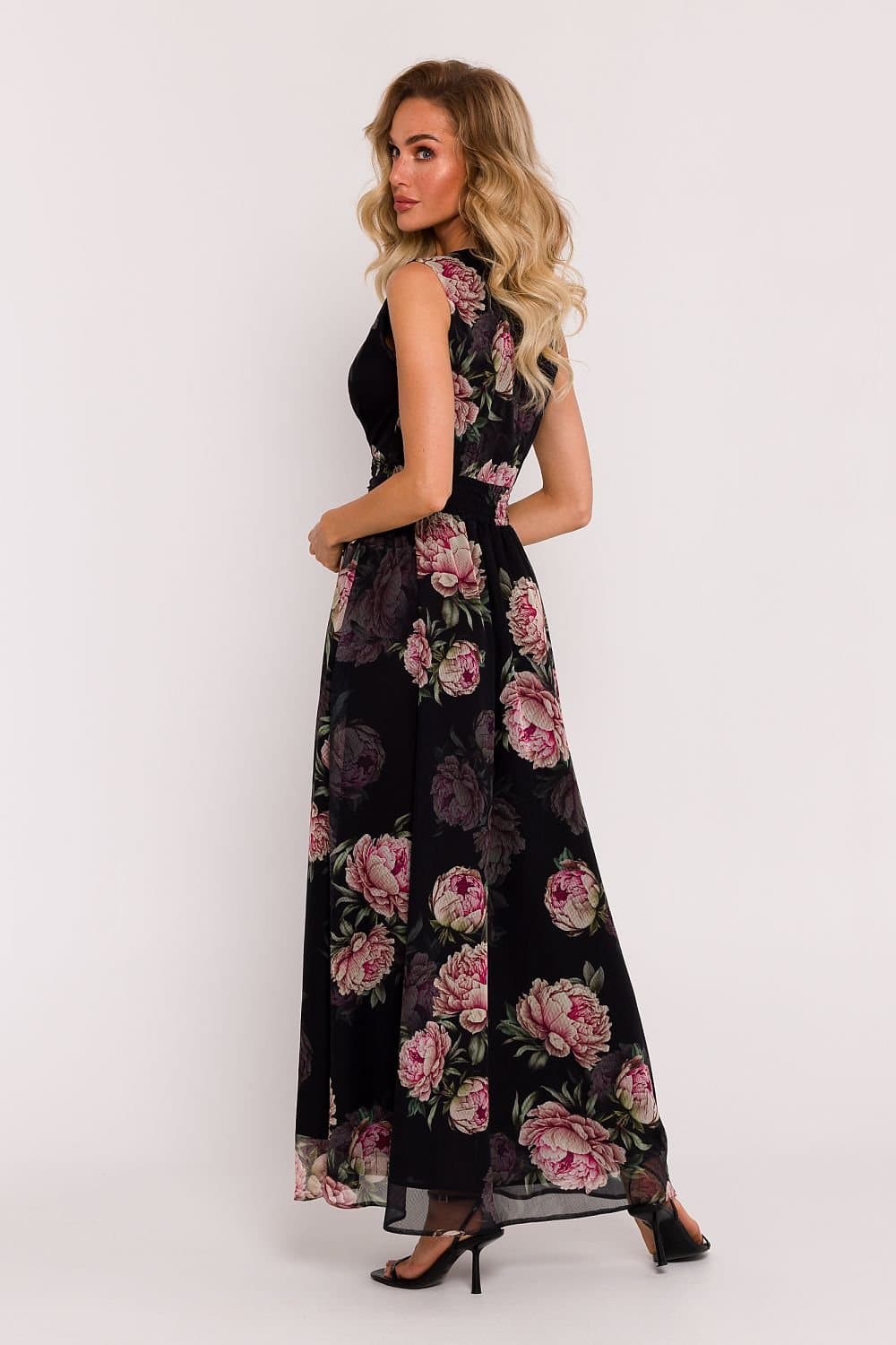 Robe noire fleurie longue sans manches pour soirée chic ou cocktail, avec motif floral rose, idéale pour événements élégants.