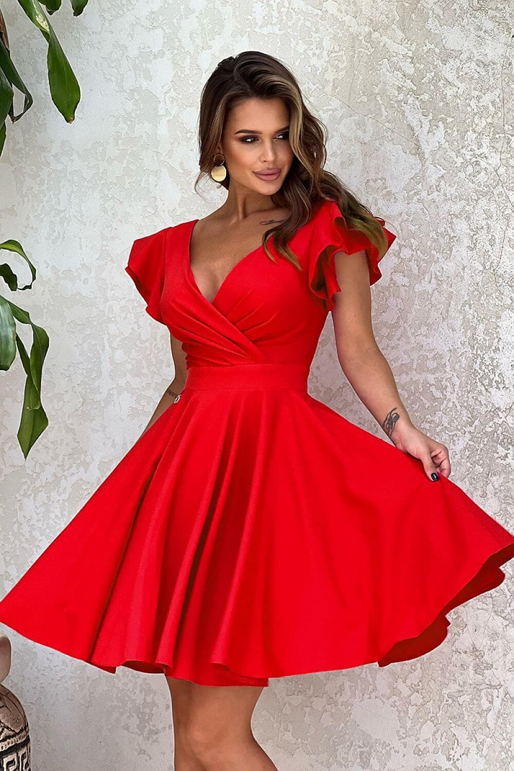 Robe rouge courte chic pour soirée, style trapèze avec manches courtes et décolleté en V, idéale pour cocktail ou nouveau an.