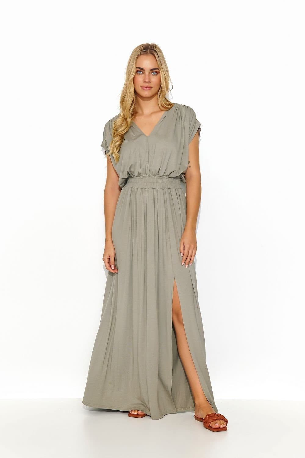 Robe vert sauge longue fluide avec fente pour soirée élégante, manches courtes et décolleté en V.