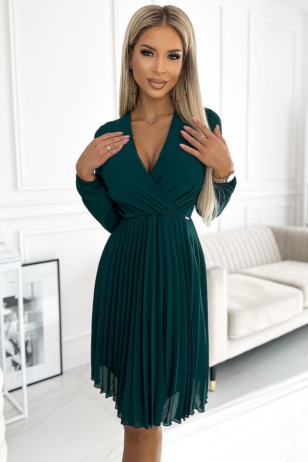 Robe verte courte à manches longues pour soirée chic, décolleté V et jupe plissée, parfaite pour cocktail ou événement élégant.